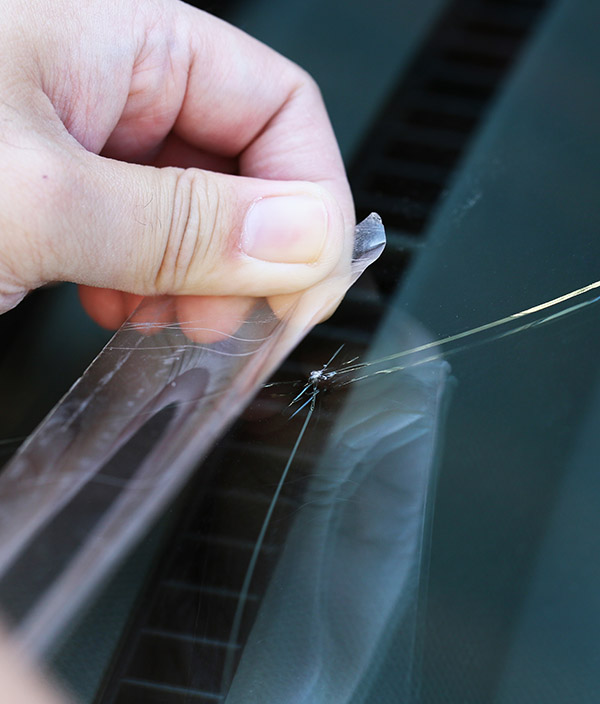 Mobile windshield replacement in Orlando, FL by a Service Pros Auto Glass technician